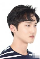 长脸男生适合梳什么发型 三七分帅气短发打造