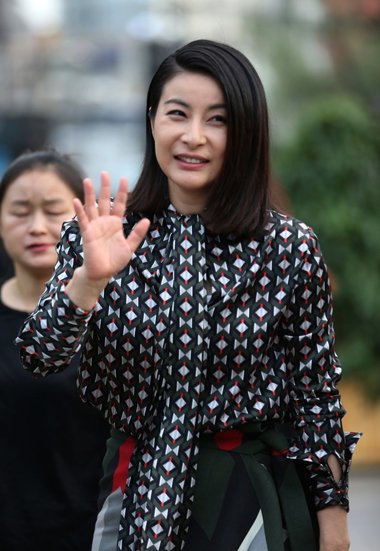富豪媳妇郭晶晶产后首出席活动 齐肩直发梳偏分