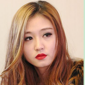 适合中年女士的发色 39岁女人染酒红色显老吗