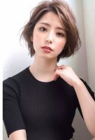 日系温柔款式短头发设计 纯美亮眼的女孩子卷发图片