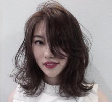 长方脸女士梳什么刘海显脸小 中年长方脸女士可梳的刘海不止一种