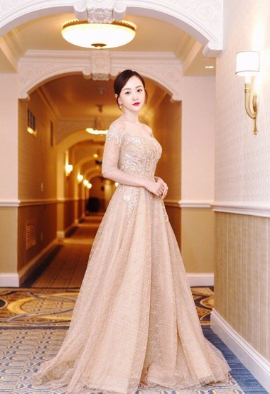 美女杨蓉马尾配裸色裙 华丽感十足的造型呈现