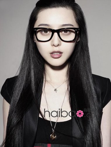 长发黑框眼镜美女发型 中长发中分黑色