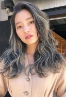女生非主流挑染头发打造 潮流发色释放出霸气风采