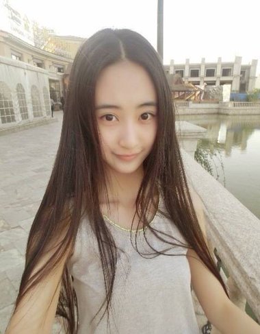 95后女星马泽涵梳长直发 清纯淑女风的造型呈现