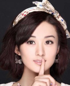 卷发怎么搭理好看 巧搭发饰卷发发型不单调