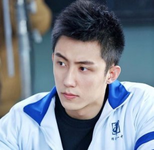 合适男生梳的发型留什么头发比较帅气 还属男士烫短发发型