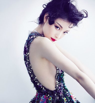 一头小卷做盘发过时了？ 倪妮复古风写真小卷盘