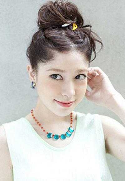 如何扎蓬松的丸子头 三分钟学会活力丸子头扎发方法
