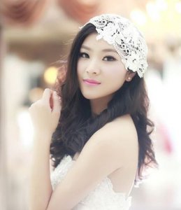 大脸新娘子的修颜发型 充满幸福的一款新娘子发