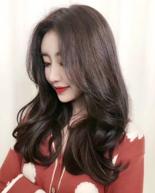 秋季女生卷发发型,散发出满满的浪漫气息