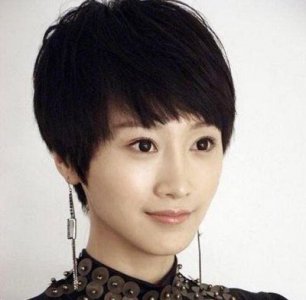 圆脸女生好看的烫发发型 经典好看的圆脸烫发发