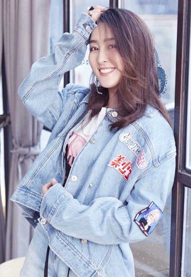 马苏偏分中长卷发拍美照 甩出了酷劲十足的发型展