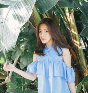 女生有气质长发自然卷发型 时尚中分女生卷发发