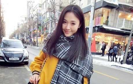 美眉上演魅力迷人平分长直发图片