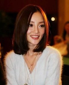时尚中分梨花头发型 尽显女人味