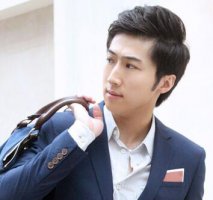 男生韩式三七分发型图片 演示男生三七分发型如何打理