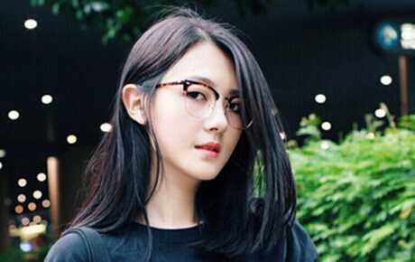 多种风格发型：2022女生中长发型图片