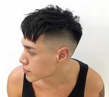 男生两边铲短发学院风发型 尖下巴男士剃短卷发设计效果