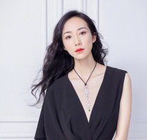 女性职场干练发型 中长卷发发型打造气质职场女王形象