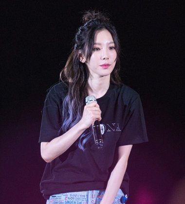 金泰妍两种颜色的染发 发尾漂染更美观