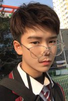 戴眼镜男生适合哪些短发 打造学识度的短发造型