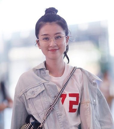 乖乖女乔欣机场丸子头造型萌萌哒 乔欣夏季丸子