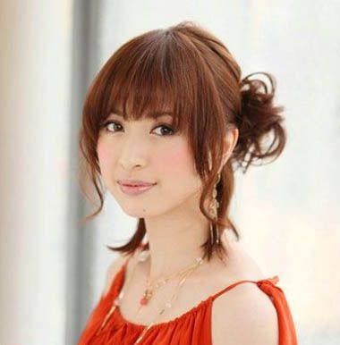 梨花烫怎么扎起来漂亮 冬季梨花烫披发扎法教程