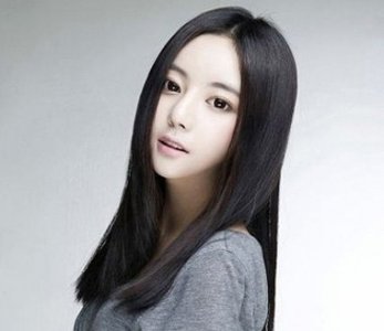 女生黑色直发发型设计 最新流行女生发型图片