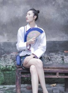 适合个子矮女生流行发型设计 阳光时尚国字脸女