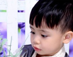 小孩子怎么剪发型最帅气 两边剃光的儿童发型打破常规换新路线