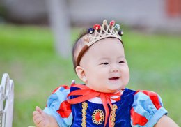 0岁女宝宝发卡都戴不成怎么办 几个月女宝宝凹造型少不了发带