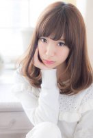 长脖子女孩子内扣发型打造 彰显魅力度的卷发造型