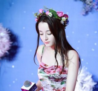 换发型后迪丽热巴更少女了 迪丽热巴最新长发发型欣赏