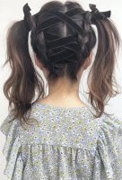 女孩子日系中卷头发怎样扎 化身小靓女款式的扎发图