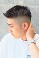 矮个男生两边铲短头发演示 显高帅气短卷发流行出镜