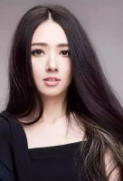 高个女孩子平分直发大方又潮 流行变美的长直发造型图