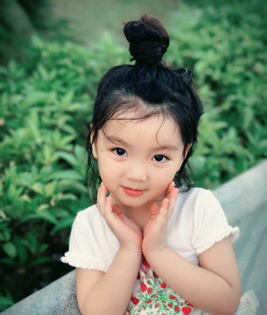 孩子头发长怎么过夏季 阿拉蕾长发扎发扮嫩童模风采