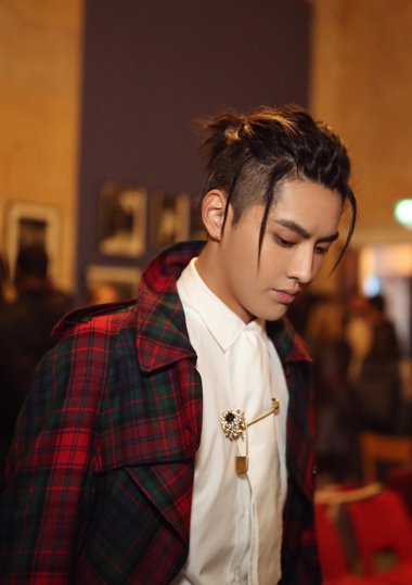 小鲜肉吴亦凡两边剃扎高马尾 私人订制独一无二款式的梳发