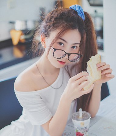 头发扎马尾有好多碎发竖着怎么弄平整 不用橡皮筋