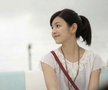 陈妍希顺直偏分扎发美如少女 显年轻流行的中发造型设计