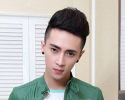 潮流单耳边男士发型 如何梳头发蓬起来的男生发型