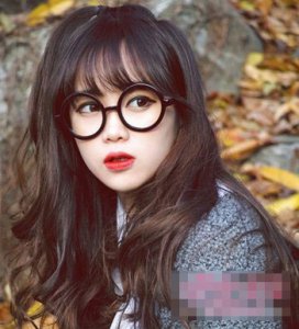 戴眼镜的女孩子发型要怎么弄才漂亮 戴眼镜发型之女生披肩散发