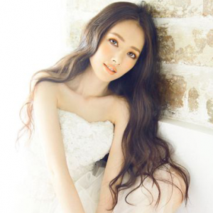 适合方脸MM的发型 四方形脸女生适合的中分卷发发型