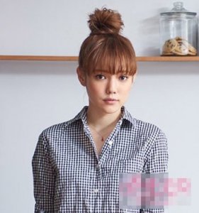齐刘海丸子头扎法图解 女孩子扎丸子头技巧