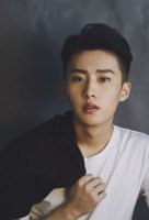 什么样的短头发显脸小 男生卷烫短头发造型