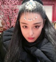 流行新发饰 为您演绎女生长直发戴什么发饰最漂亮