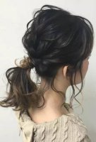 女孩子碎发太多怎么扎马尾 瞧瞧长发女孩子怎样扎马尾