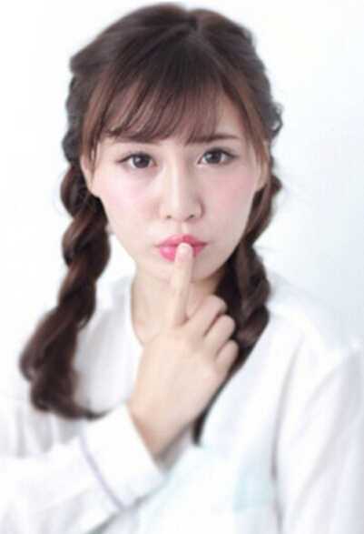 披肩长发怎么扎好看？日系双马尾辫清纯减龄