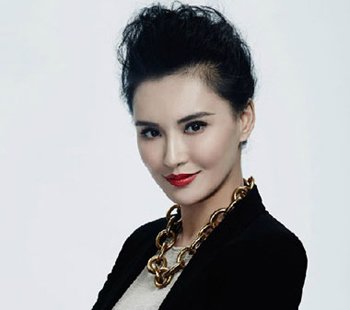 职业女性如何扎头发 穿职业装把长发盘起来好还是散着好